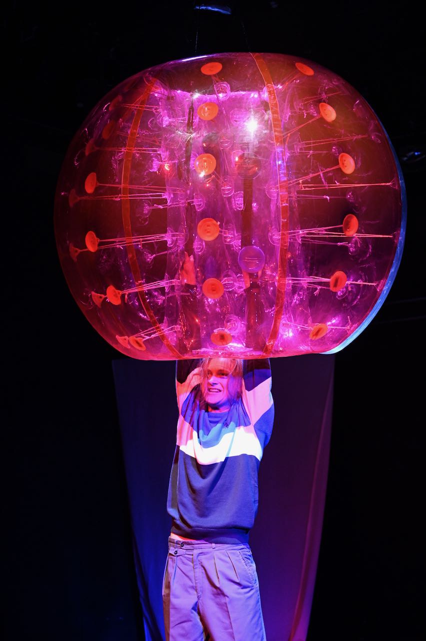 Henning als Niko hängt im roten Riesenball
